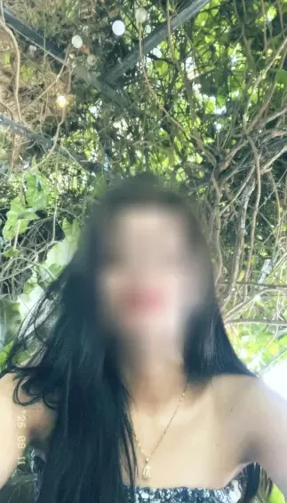 Ela, 24