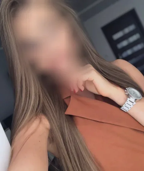 Larissa, 28