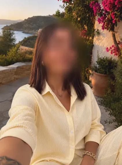 Manuela, 23
